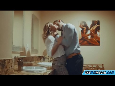 ❤️ Pe a faaosoosoina oe e se blonde busty i totonu o se faletaele lautele ❤️ ia matou